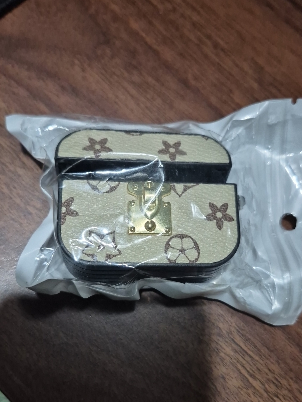 Designer-Style Cream Floral Trunk AirPods Pro 2019 Case - Luxury Look Model